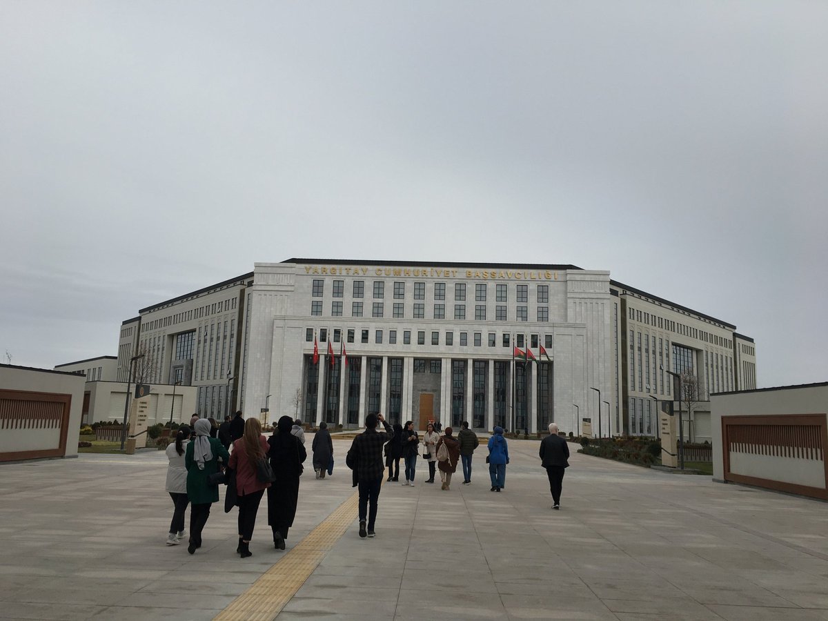 TAHT olarak 21 Kasım Pazartesi günü Yargıtay gezimizi gerçekleştirdik. Değerli bilgilerinden istifade ettiğimiz Yargıtay tetkik hakimlerine ve çalışanlarına teşekkür ederiz☺️😇
Bu güzel gezimize katılan arkadaşlarımıza ve Arş. Gör. Gökhan Aktepe hocamıza teşekkür ediyoruz🤓🤗