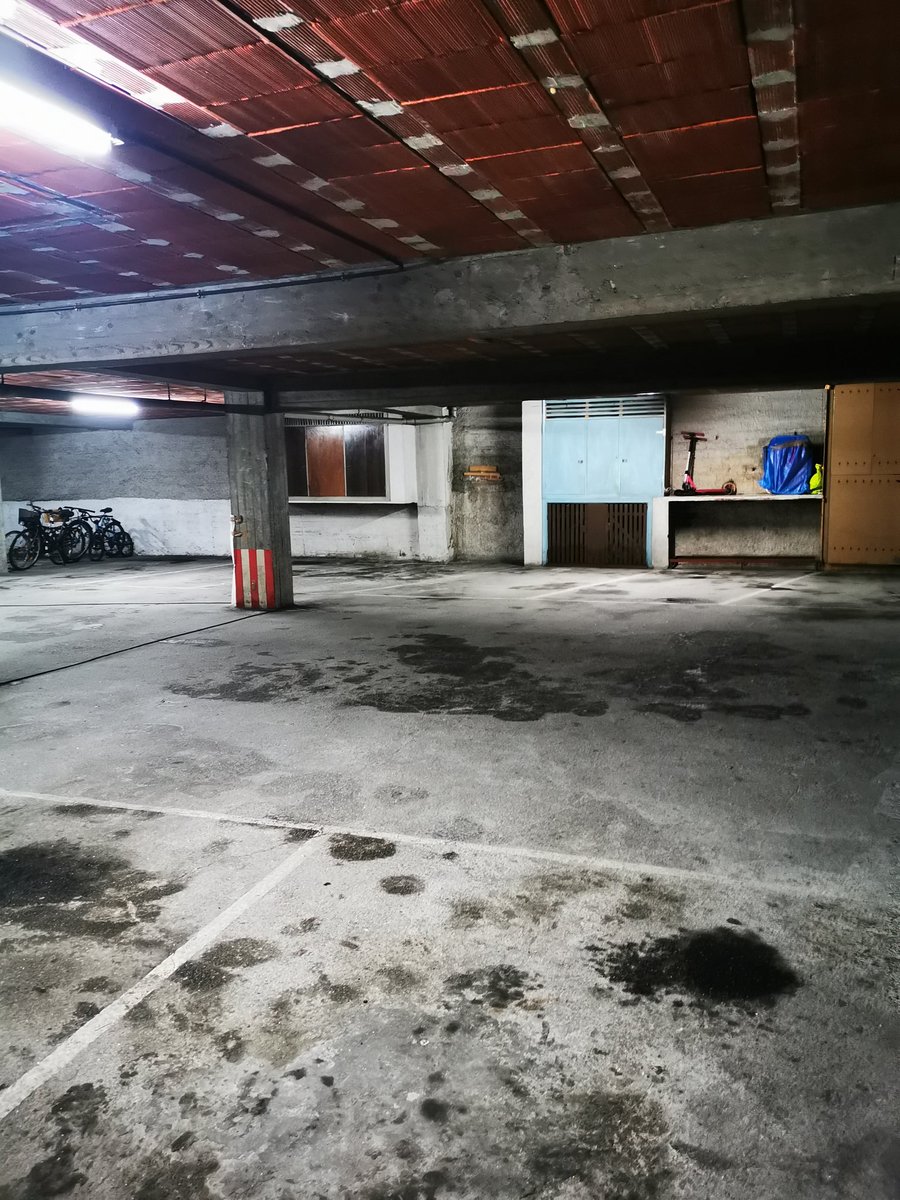 Limpieza y desinfección  de garajes, con  bactericidas específicos para el covid -19 productos autorizados por sanidad, en calle Sada D'area. 

Luminarias, tubos, bajantes, rampas, extintores, llaves de luz, accesos a trasteros y puertas de accesos, puerta de entrada.