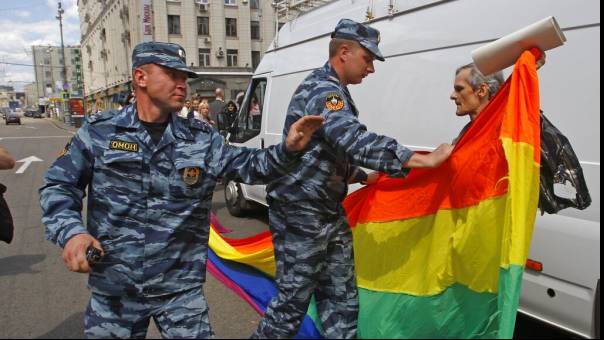 Parlemen Rusia Selangkah Lagi Sahkan RUU yang Larang Propaganda LGBT dlvr.it/SdGFGZ