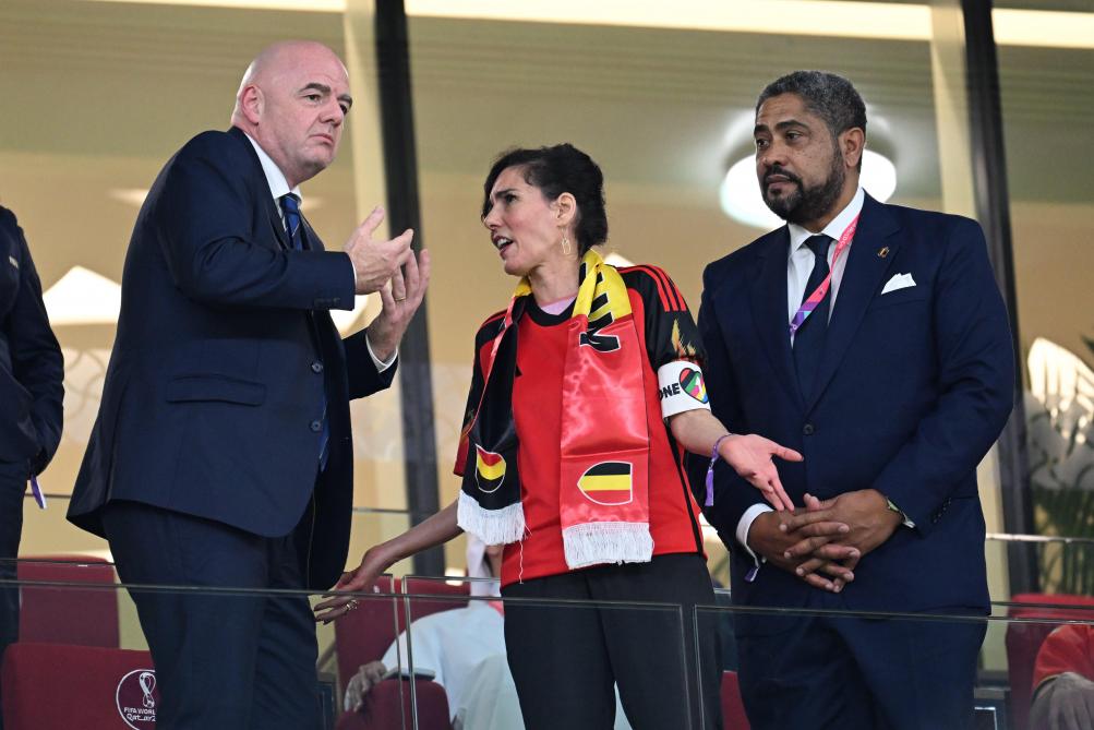 LesoirSports's tweet photo. 🇧🇪 #Qatar-Belgique: la ministre Hadja Lahbib avec un brassard «One love» devant le président de la Fifa https://t.co/PHKVcEjvCn https://t.co/L38VNApkeh