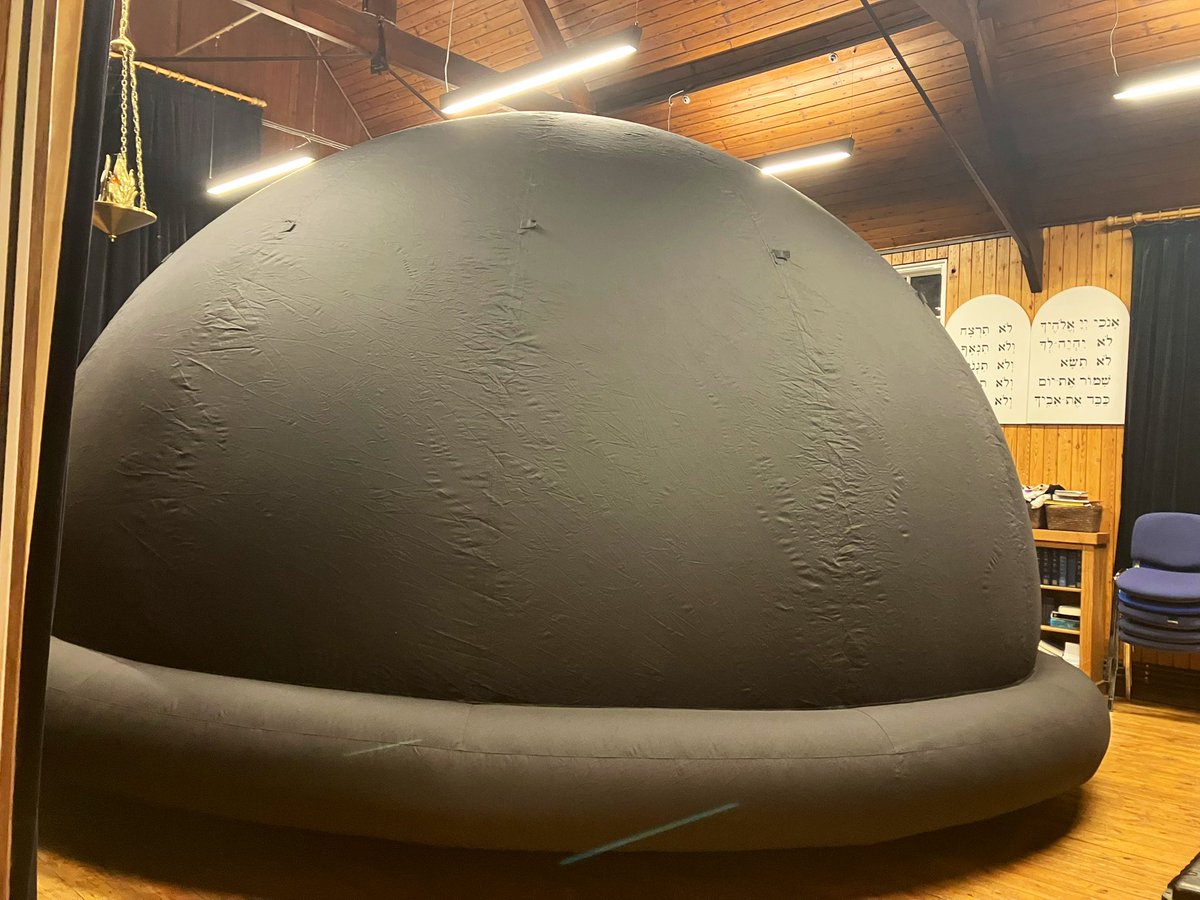 melissamarch's tweet photo. A huge thank you to @astronomerslc25 @GabbyProvan &amp; students from @uniofleicester for bringing this amazing inflatable observatory to our @woodcraftfolk stellar evening tonight ⭐️🪐🚀 - wow! https://t.co/zbGdAIZcdy