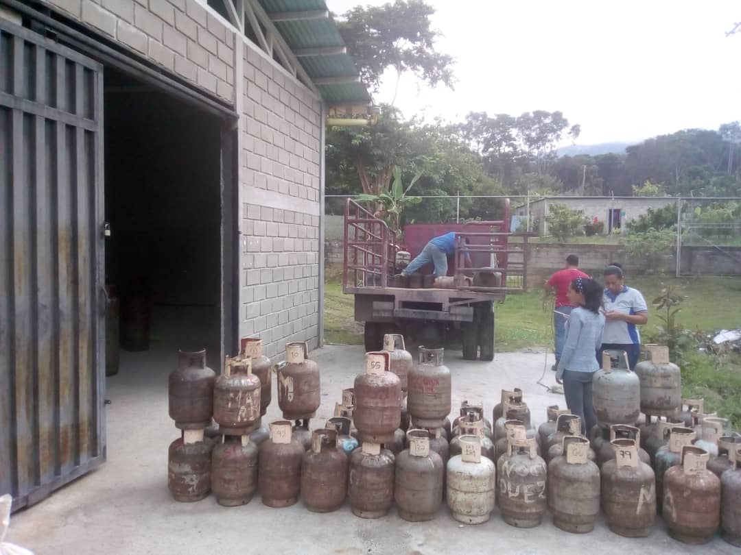 asiacontece's tweet photo. Se realizó atención especial, a las familias de Rio Bonito Alto, Mata de Café, Costa Rica La Redoma, y El Mirador, con el surtido de Gas GLP, de @NevadoGasMerida en los camiones de la #Epsdc De igual forma se mantiene el cronograma por Clap y comunas. @JEHYSONGUZMAN https://t.co/yGeMCycaCH