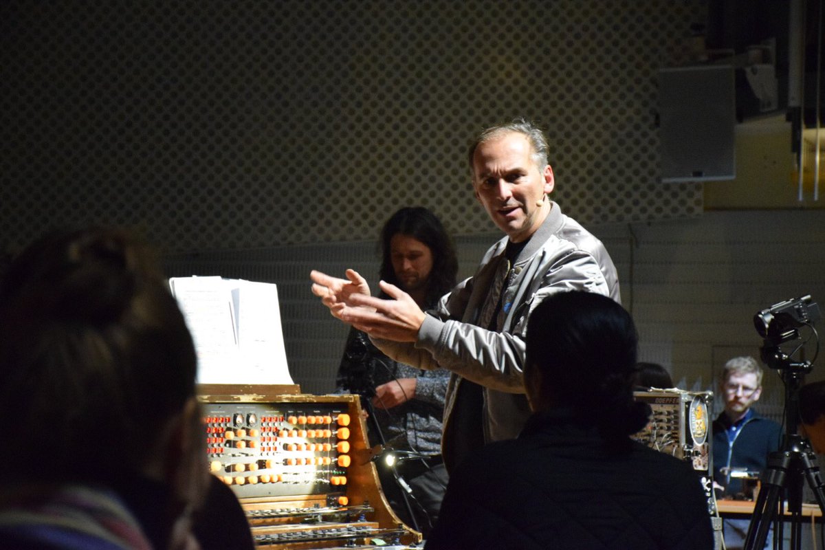 RadioEdelmann's tweet photo. Hier stellt Peter Pichler auf eindrucksvolle Weise die Klänge @Trautonium @UdK_Berlin_ vor https://t.co/7aRyiB1eXU