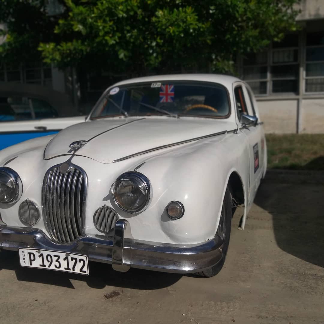 Exposición de autos clásicos en nuestra #Cujae. Durante la realización de la jornada científica de <a href="/MecanicaCujae/">Facultad de Ingeniería Mecánica</a> y la celebración de la jornada de #SeguridadVial en #Cuba 

"Por una conducta vial responsable"
"En la vida conocer es precaver" 

<a href="/AlmaCujae/">Alma Cujae</a> <a href="/MitransCuba/">Ministerio del Transporte de Cuba</a>