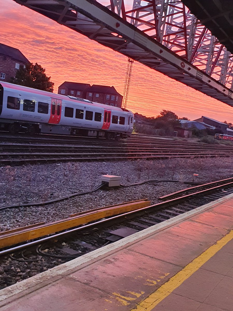 BeckyWxm's tweet photo. Morning is the best part of the day 🥰🚂 https://t.co/KyOyfpwLQk