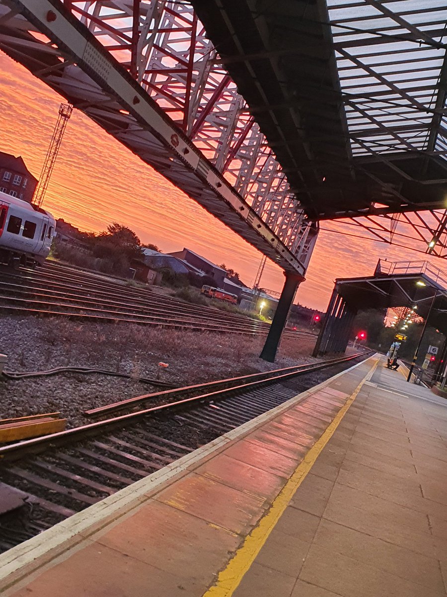 BeckyWxm's tweet photo. Morning is the best part of the day 🥰🚂 https://t.co/KyOyfpwLQk