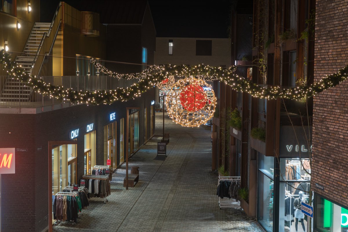 DorteHedengran's tweet photo. It´s almost December and the streets are decorated for #Christmas. Not much this year due to energy prices, but this street is fine🌿
#Denmark #streetphotography #SonyAlpha #photooftheday #November23th #WednesdayVibes #NightPhotography #longexposure
📸Dorte Hedengran https://t.co/dHY6znVFYP