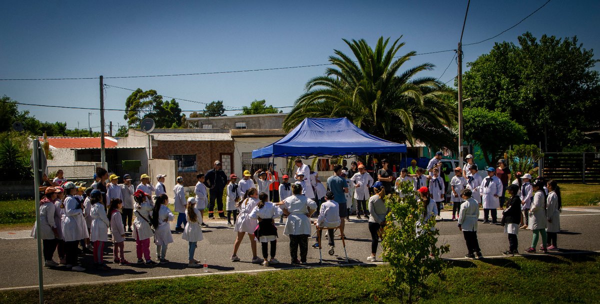 #Hoy, en Delta del Tigre, Ciudad del Plata, se llevó adelante una nueva intervención de urbanismo táctico co-diseñada con niños, niñas, adolescentes, y sus familias, para promover una movilidad más sostenible e inclusiva, en el marco del piloto <a href="/activate_cdp/">Activate Ciudad del Plata</a>.
🚶‍♀️🛴🚴‍♀️#Activate