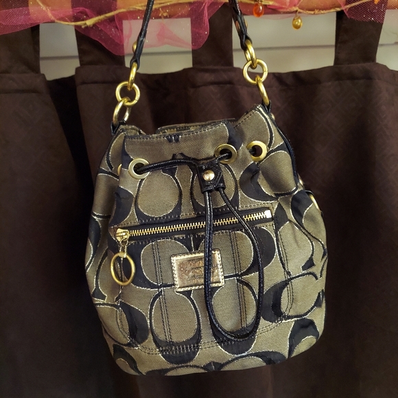 ihavlife1's tweet photo. So good I had to share! Check out all the items I'm loving on @Poshmarkapp #poshmark #fashion #style #shopmycloset #coach: https://t.co/j1YgSwRWKN https://t.co/hfljAZaEmq