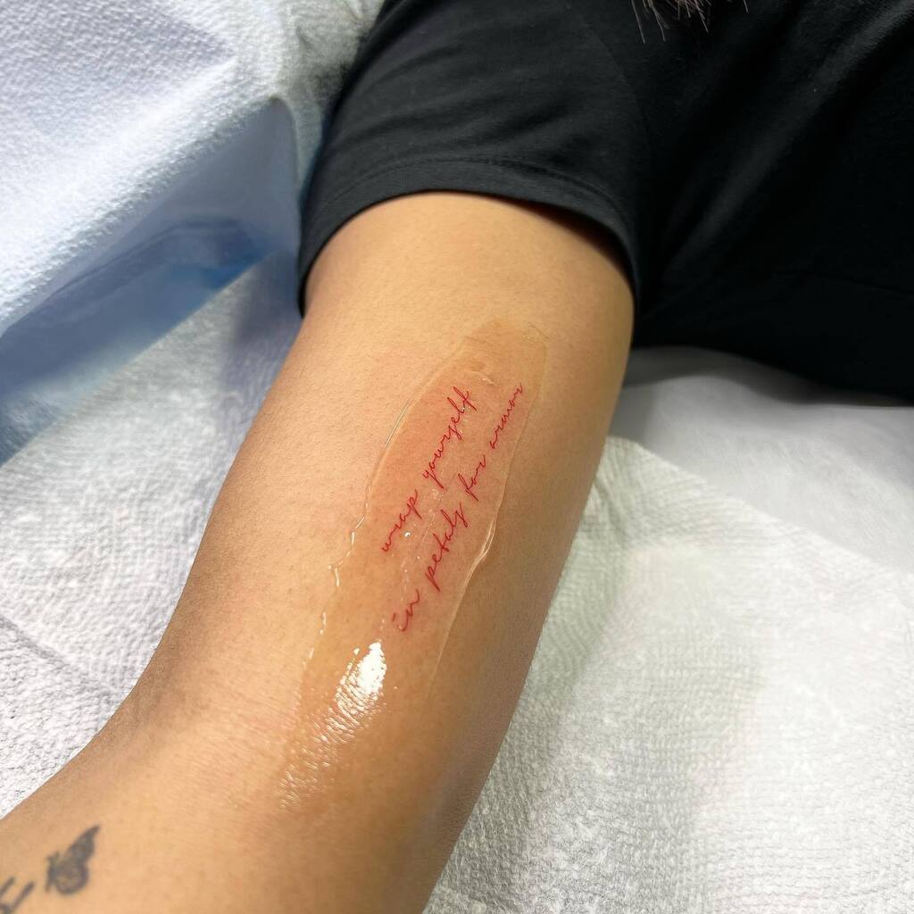 Jingstattoo's tweet photo. “wrap yourself with petals for armor” in red
#letteringtattoo #redtattoo #biceptattoo #smalltattoo https://t.co/3oFLG2VDp0 https://t.co/rwiu69vLA8