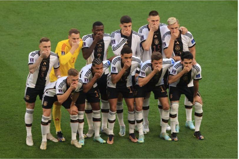 FalkoTen's tweet photo. Was ich an diesem Bild, welches ja als "Anklage" gegen die FIFA gedacht war, brüllend komisch finde, ist, dass es tatsächlich eine Selbstanklage ist:
Die *eigene* Hand legt sich auf den eigenen Mund!
1/2
#Heuchlerbande
#WM2020
#FIFAWorldCup https://t.co/PbKq7nAUjV