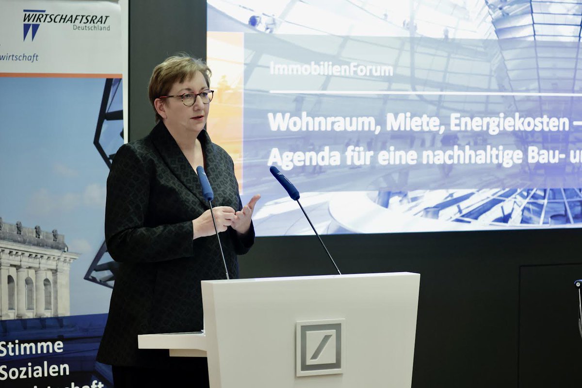 Wirtschaftsrat's tweet photo. Was muss passieren um die Situation auf dem #Wohnungsmarkt zu verbessern? Bundesbauministerin @klara_geywitz auf dem #ImmobilienForum2022: „Wir brauchen ein deutlich besseres Wohngeld. Und wir müssen kosteneffizient Bauen, damit auch der Neubau 🏘️ bezahlbar bleibt.“ @BMWSB_Bund https://t.co/STbbK4F3ho