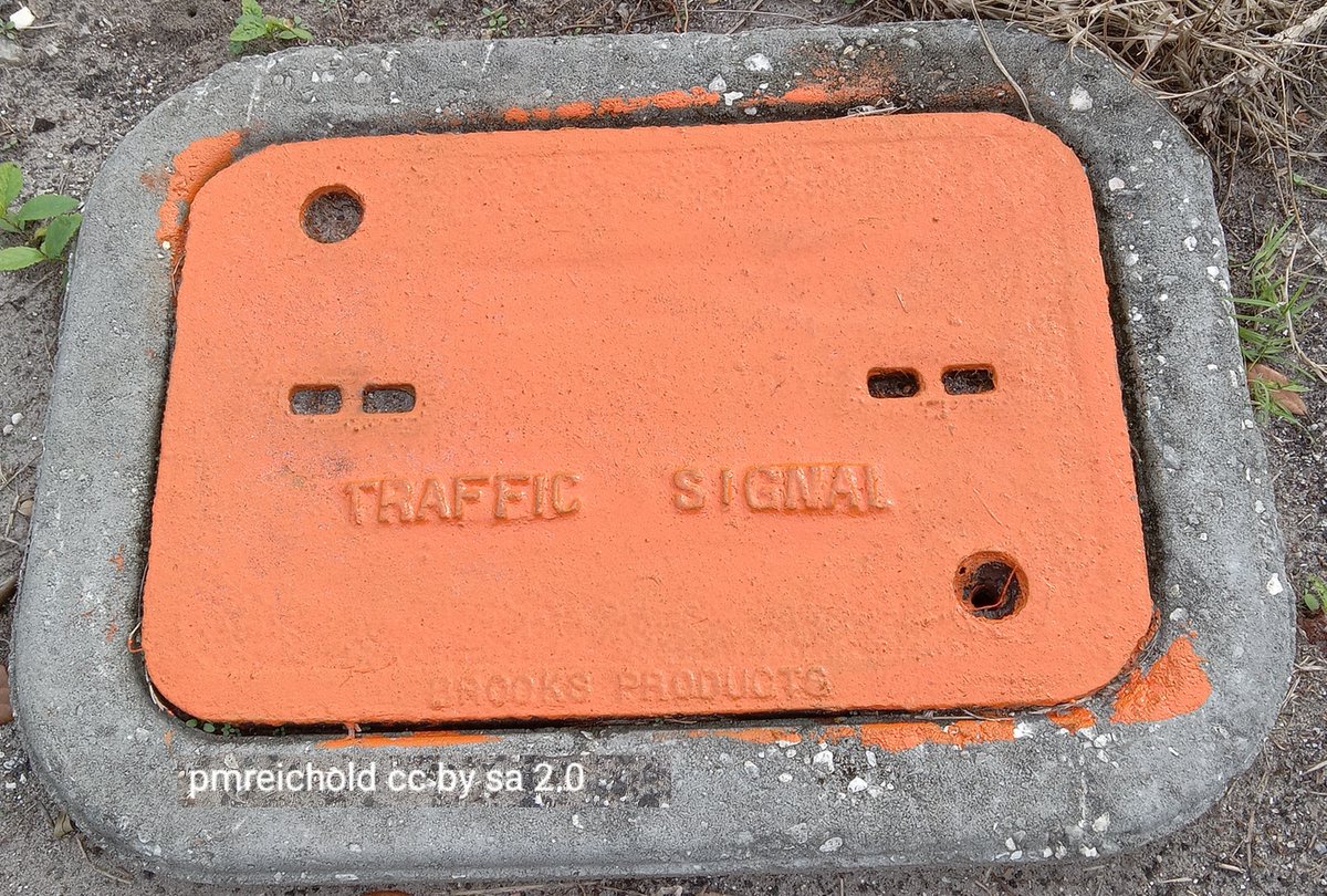 pmichelreichold's tweet image. orange traffic signal box

#utilityboxes #photography
