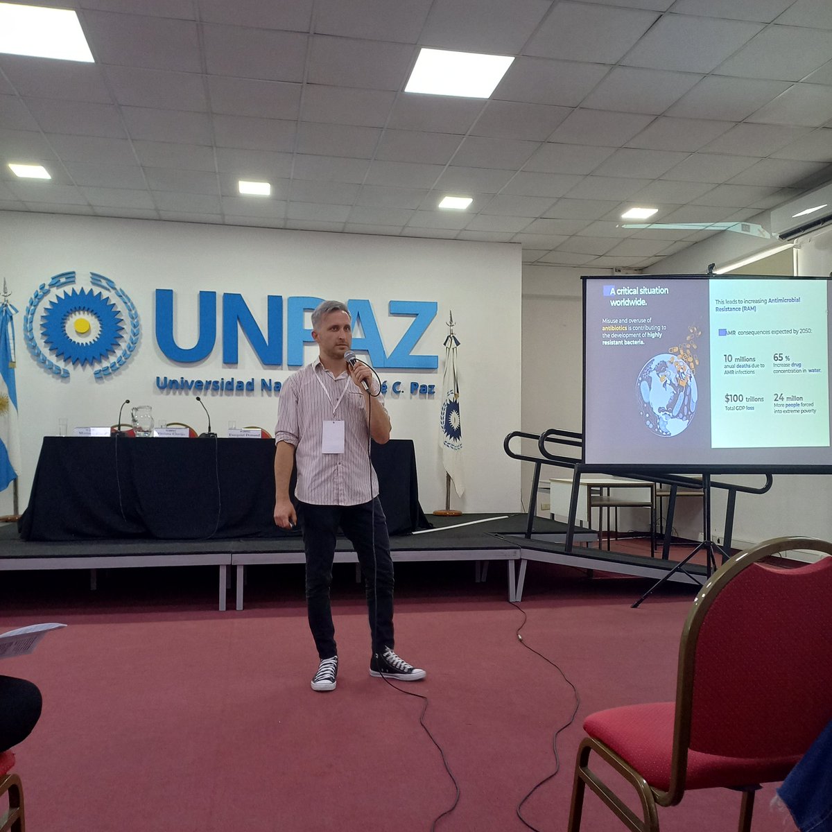 Exequiel Dunand, CSO de Alytix <a href="/Alytix_Biotech/">Alytix</a> y estudiante del curso en su edición 2018, nos contó de su desarrollo para el tratamiento de mastitis bovina usando #fagos
¡Muy interesante!

#phages #ciencia #FagosEnLaUBA