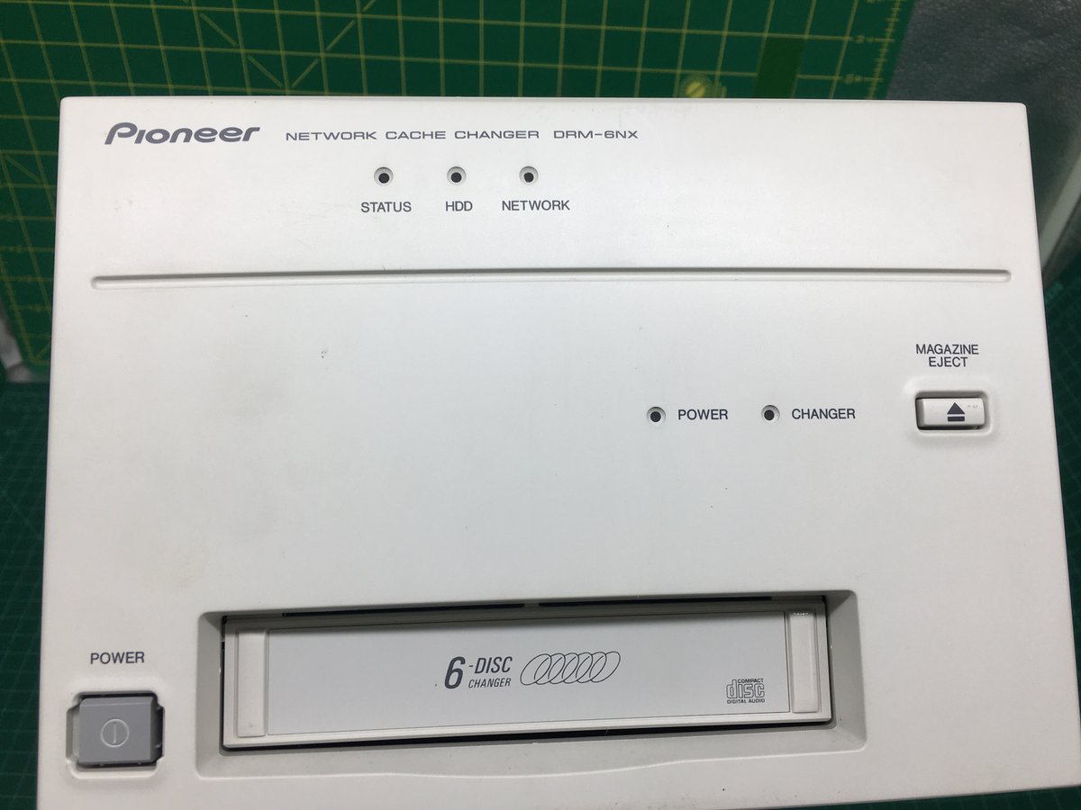 RetroTechMuseum's tweet photo. #Pioneer DRM-6NX - #Network Cache CD Changer (1999)

A very early #NAS device that has a 6 CD changer and a HDD. 
With an external #SCSI Hard Drive attached its possible to have over 100 CDs available. 

The Dynamic cache keeps frequent files for quicker access.

#RetroComputing https://t.co/7orZ5UuaBH