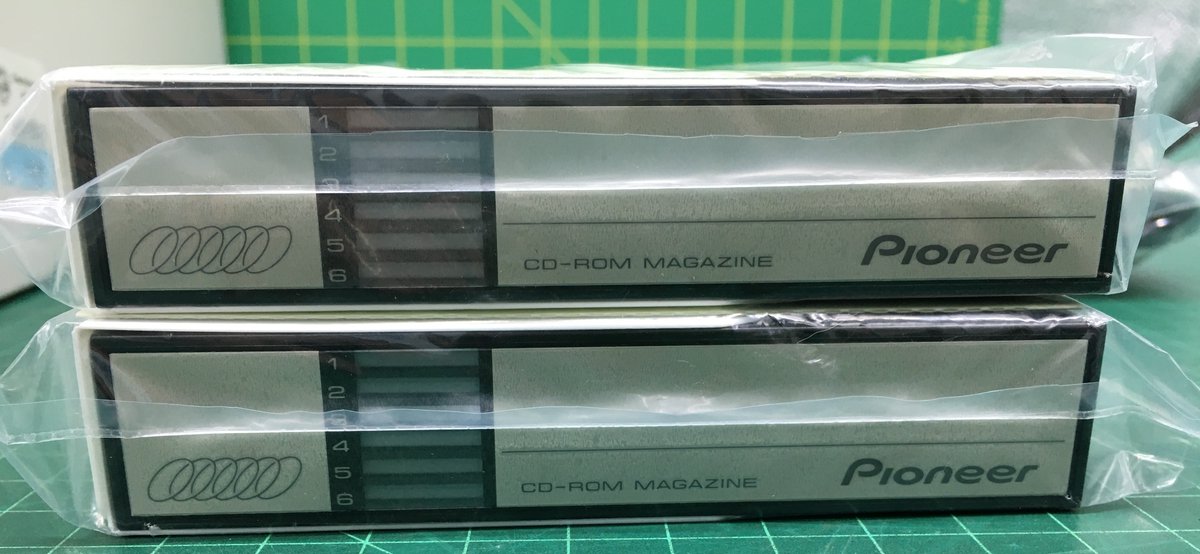 RetroTechMuseum's tweet photo. #Pioneer DRM-6NX - #Network Cache CD Changer (1999)

A very early #NAS device that has a 6 CD changer and a HDD. 
With an external #SCSI Hard Drive attached its possible to have over 100 CDs available. 

The Dynamic cache keeps frequent files for quicker access.

#RetroComputing https://t.co/7orZ5UuaBH