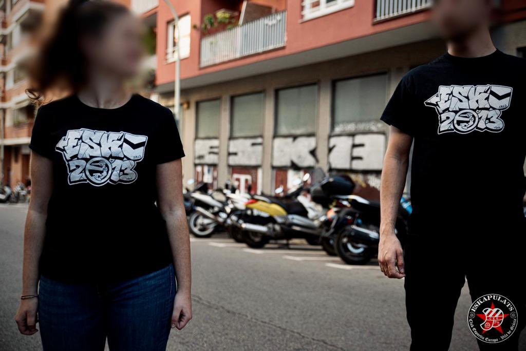 Eskapulats's tweet photo. Falta menys d’una setmana pel gran derbi i les parets de la Vila també es preparen. 

Fes-te amb la NOVA SAMARRETA ANTIREPRESSIVA i col·labora amb els costos de les detencions i multes que hem rebut. 

13€ socis 15€ no socis, disponible al postpartit del derbi. https://t.co/joIbMuRTGm