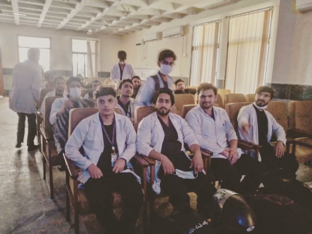 yyyaasseen_'s tweet photo. Gentleman us! https://t.co/RVlhOj2z0e