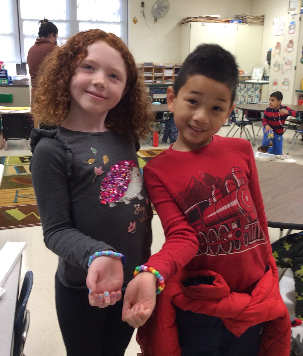 tchanatski's tweet photo. So grateful for this amazing group of first graders!!! Happy Thanksgiving!! 🦃👍❤️👩🏻‍🏫@Hubbard_School #friendshipbracelets #ourclassisafamily #makerspace #4Cs #Friendsgiving #giftsofgratitude https://t.co/s3tZGBlKys