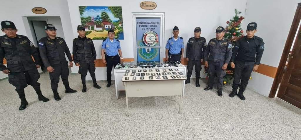 EDNTVHN's tweet image. #Decomisados Autoridades decomisan 96 celulares a privados de libertad, del módulo Sentenciados, mejor conocido como Casa Blanca, en la Penitenciaria Nacional de Támara (CPNT).#EDNTV #PrivadosdeLibertad #CPNT #MóduloSentenciados