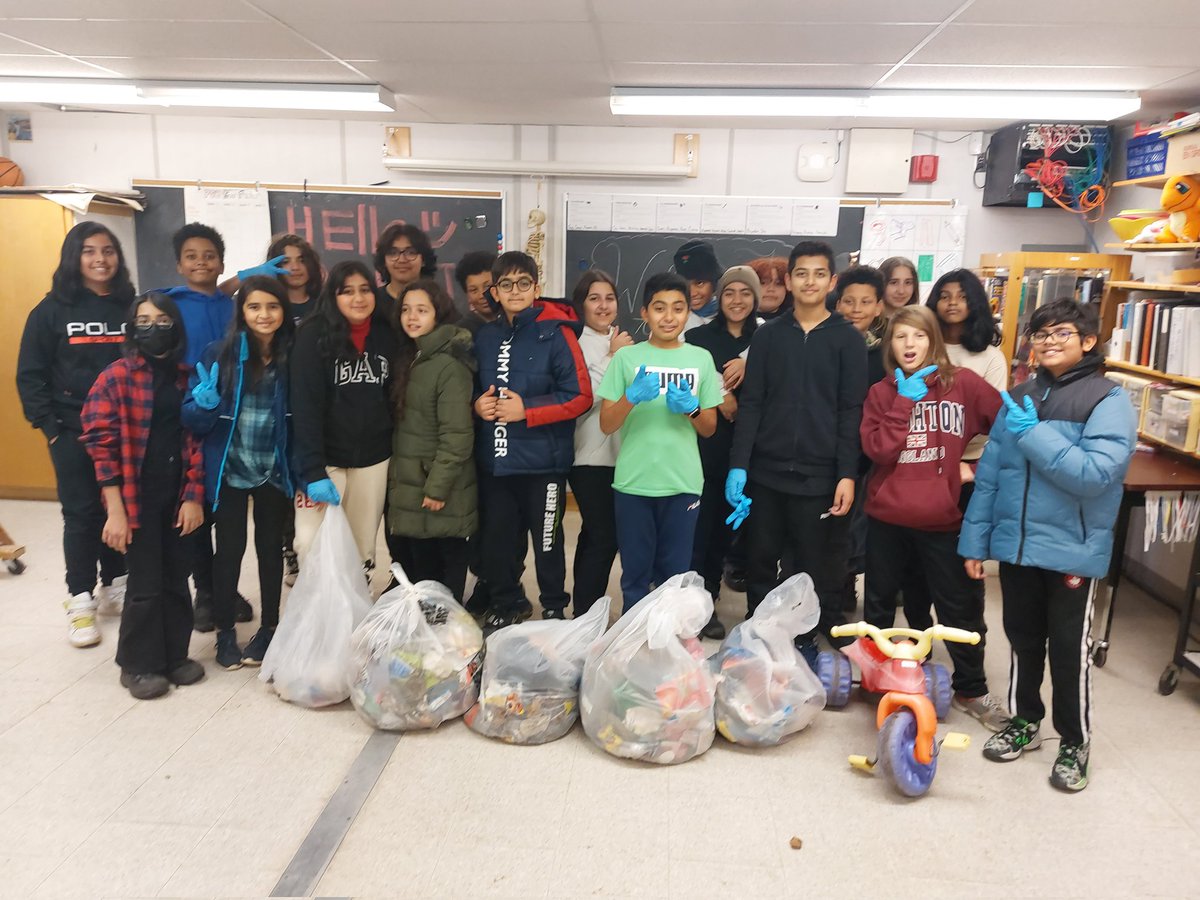 709 showing their #TSMSPride cleaning up litter from school property. Super proud seeing them give back to their community. <a href="/thunderwolves98/">Thomas Street MS</a>