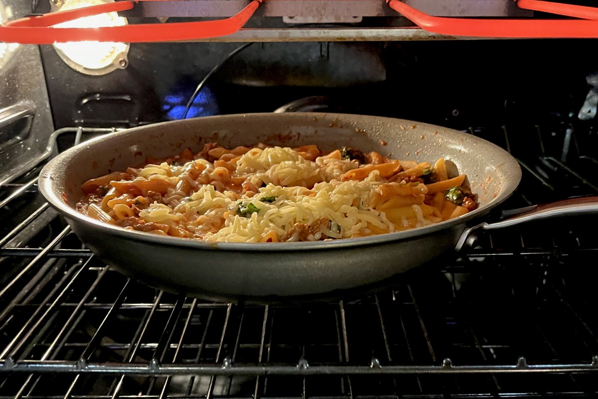olibuj's tweet photo. Al cocinar esta mañana pensé en cómo nosotros, los mexicanos, sentimos que el #chorizo es una cosa mexicana, mientras que es Europeo, pero al mismo tiempo el mundo piensa en la salsa de #tomate como un ingrediente italiano pero los tomates solo llegaron a Europa después de 1500 https://t.co/U4qzXgjcDy