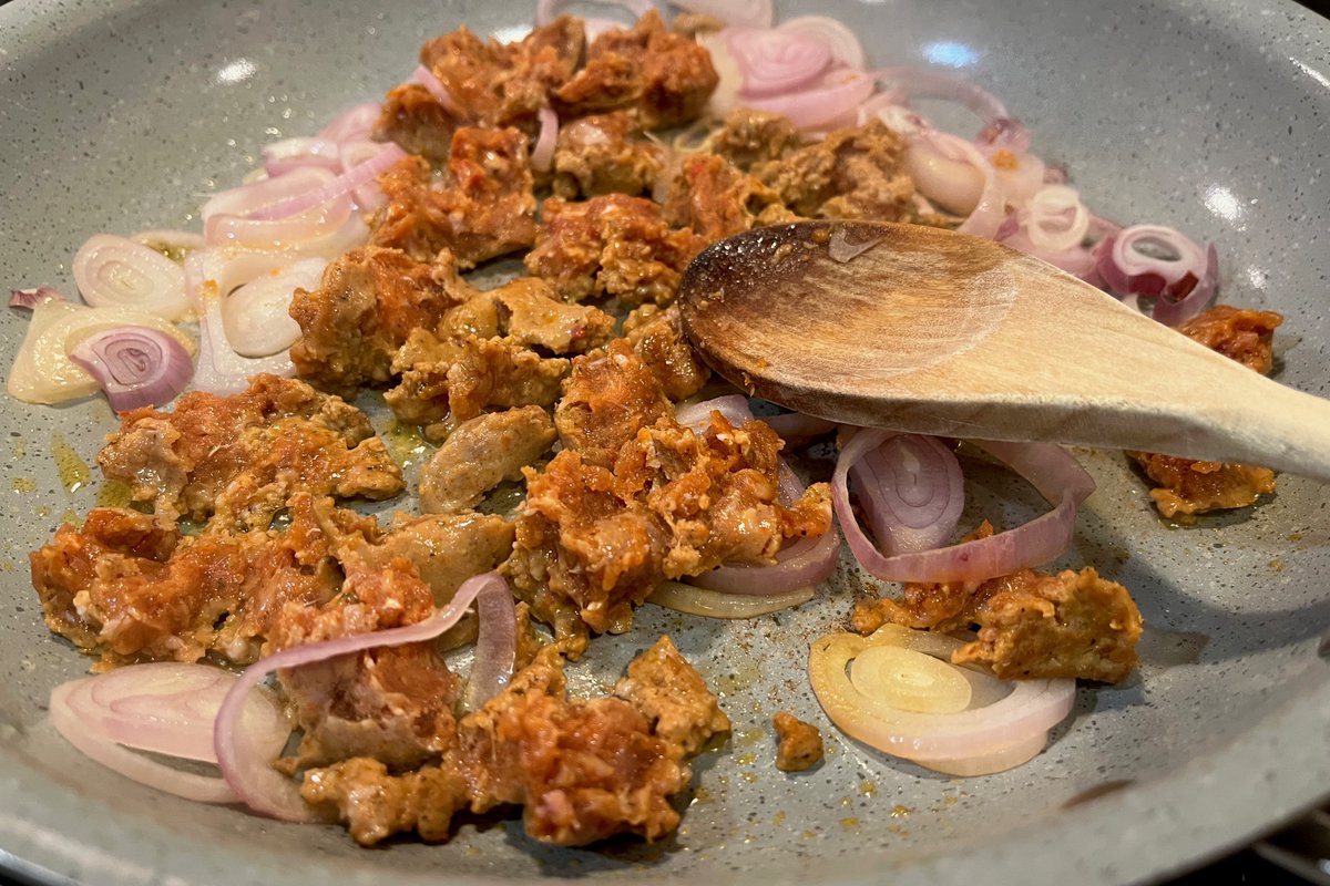 olibuj's tweet photo. Al cocinar esta mañana pensé en cómo nosotros, los mexicanos, sentimos que el #chorizo es una cosa mexicana, mientras que es Europeo, pero al mismo tiempo el mundo piensa en la salsa de #tomate como un ingrediente italiano pero los tomates solo llegaron a Europa después de 1500 https://t.co/U4qzXgjcDy