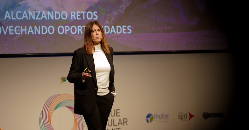 Ihobe_Eus's tweet photo. 👥♻️ #BasqueCircularSummit-ek #ekonomiazirkularra aurkezten du euskal industria deskarbonizatzeko funtsezko tresna gisa.

@arantxa_tapia sailburuak hasiera eman dio gaur #Ficoba-n hiru egunez egingo den ekitaldiari, Europako hegoaldeko garrantzitsuena alor honetan.

ℹ️ INFO 👇🏼