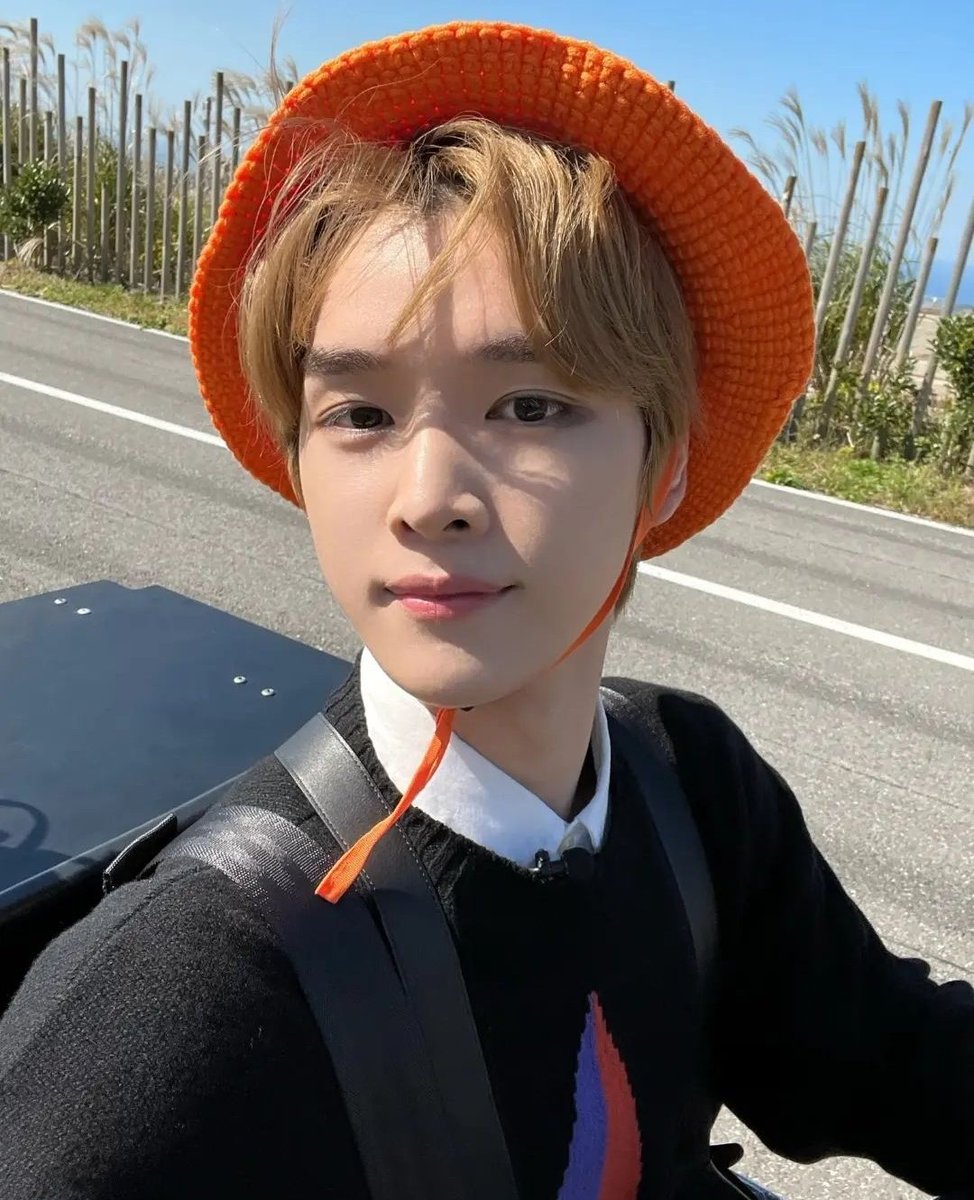 Que lindo se ve cn el gorrito 😿