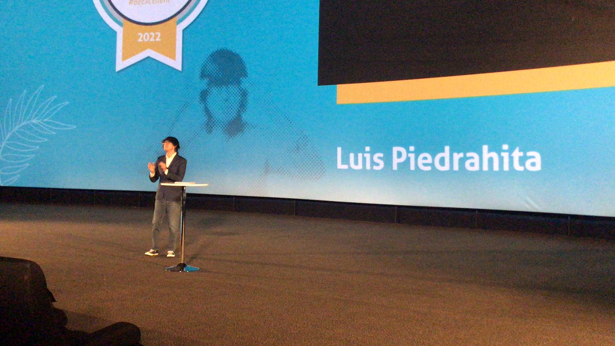 Grobles_Gema's tweet photo. Que gran maestro de ceremonias para esta fantástica noche de @PremiosExcelenc #BeExcellent #PremiosERC2022 https://t.co/aSC4n0rZ5K