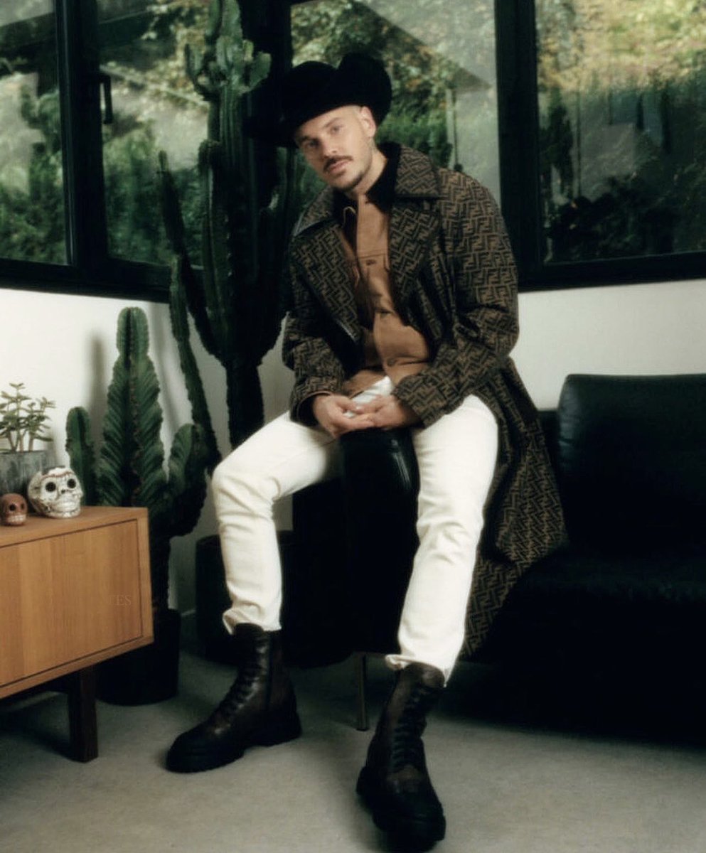 _mpupdatess's tweet photo. « J’ai toujours eu de l’ambition et je me suis toujours donné les moyens de réaliser mes rêves » 🗞️🤠

#mpokora #mattpokora #epicentre #apollomagazine https://t.co/fElIbreTNy