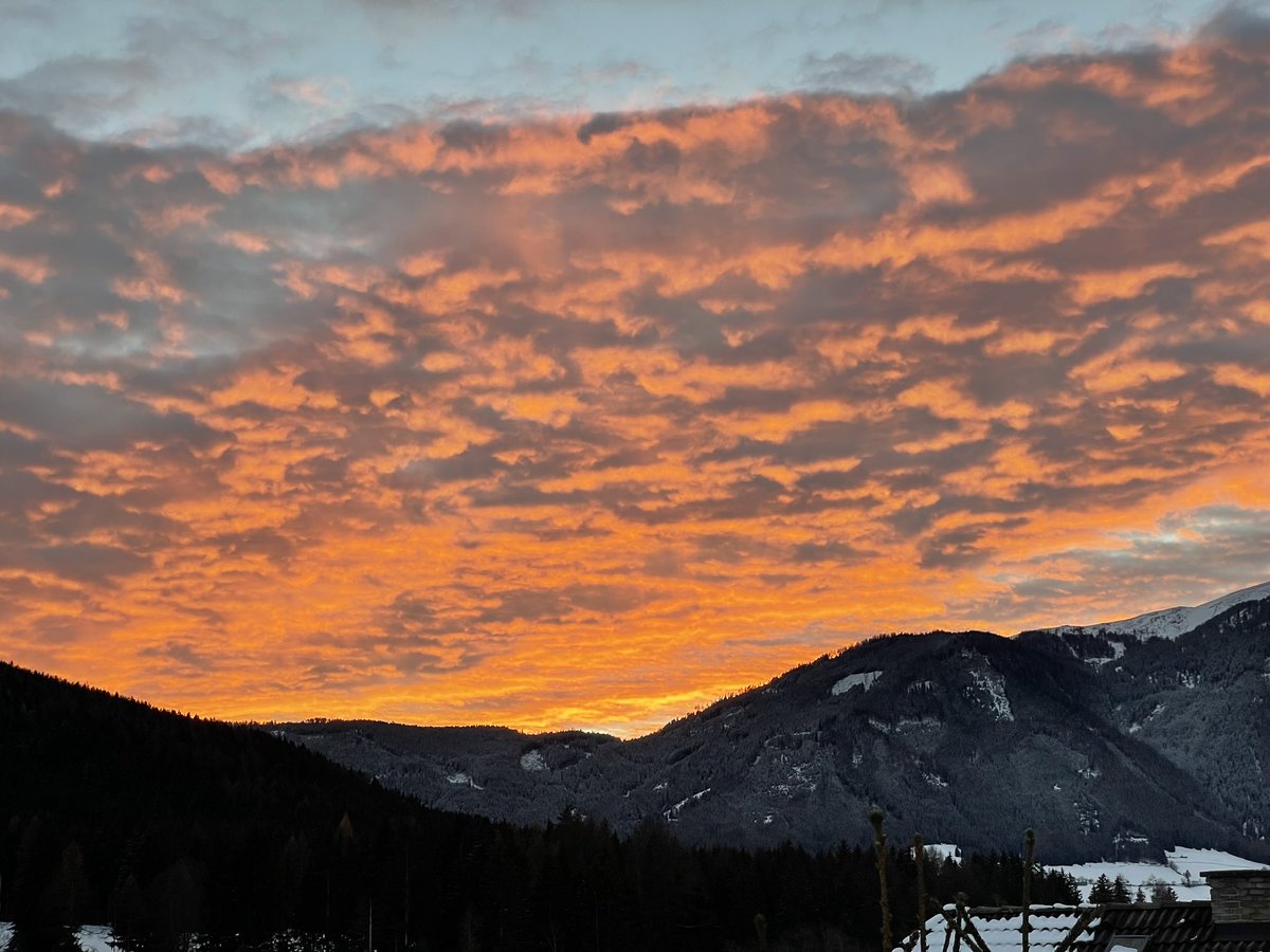 Erster Abend in Österreich und man wird direkt mit so einem Himmel begrüßt. Hätte nicht besser starten können