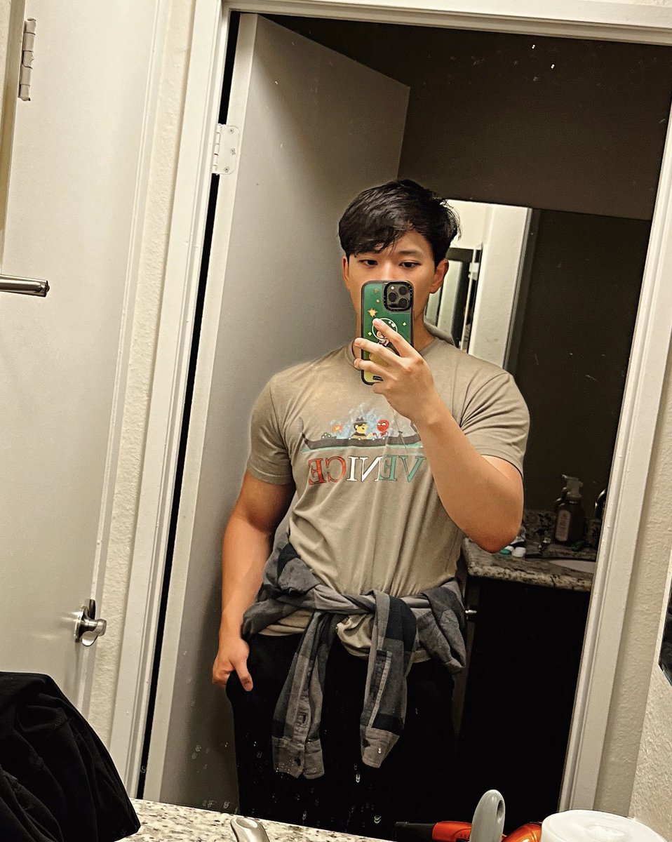 Aleks Le 👻🗡 on Twitter "still working hard at da jim 🫡"