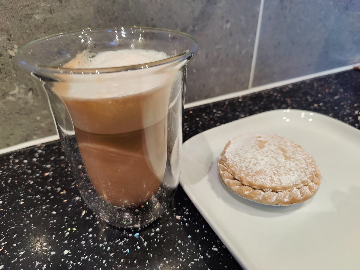 KimPotterArt's tweet photo. @CornwallHour Just enjoying an @origincoffee Stronghold blend and, a fabulous mince pie from Hampsons of Hayle #buylocal #cornwallhour https://t.co/xJFtbdhV8Z