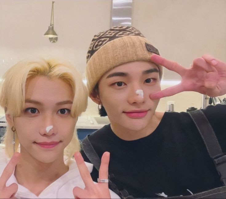 luvssmin's tweet photo. “Oh mamá, él luce como un ángel... Es el chico más lindo que he visto en mis veintiún años. Deberías preguntarle a Seungminnie, dirá que tengo la razón” 

Pinceladas de café | HyunLix.
Pronto en wattpad. https://t.co/T9Si7k3ziy