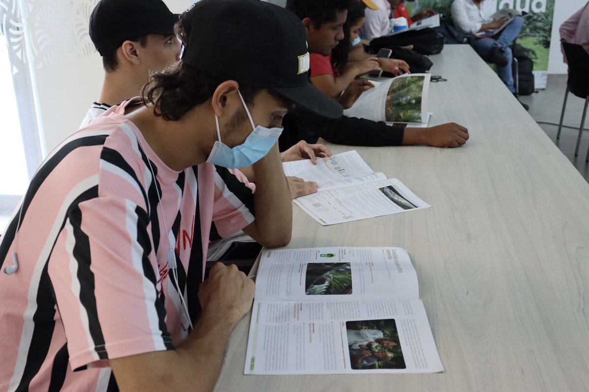 CenipalmaOrg's tweet photo. #Hoy más de 50 estudiantes de la asignatura ‘Educación Ambiental’ de la Facultad de Ingeniería de @Unimagdalena visitaron el Campo Experimental Palmar de La Sierra para conocer los adelantos de sostenibilidad en cultivos de palma de aceite enfocado en el uso eficiente del agua. https://t.co/7XkRmCE5bK