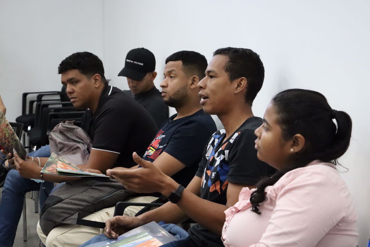 CenipalmaOrg's tweet photo. #Hoy más de 50 estudiantes de la asignatura ‘Educación Ambiental’ de la Facultad de Ingeniería de @Unimagdalena visitaron el Campo Experimental Palmar de La Sierra para conocer los adelantos de sostenibilidad en cultivos de palma de aceite enfocado en el uso eficiente del agua. https://t.co/7XkRmCE5bK