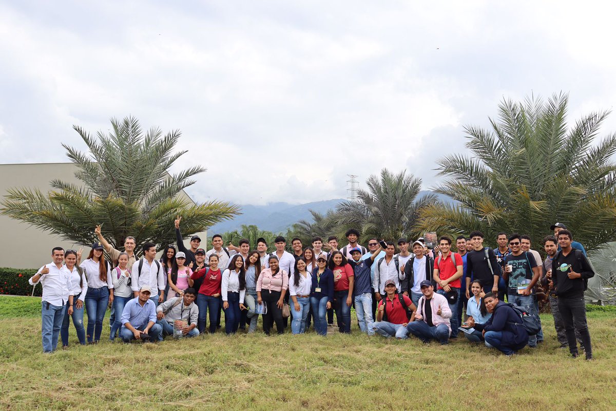 CenipalmaOrg's tweet photo. #Hoy más de 50 estudiantes de la asignatura ‘Educación Ambiental’ de la Facultad de Ingeniería de @Unimagdalena visitaron el Campo Experimental Palmar de La Sierra para conocer los adelantos de sostenibilidad en cultivos de palma de aceite enfocado en el uso eficiente del agua. https://t.co/7XkRmCE5bK