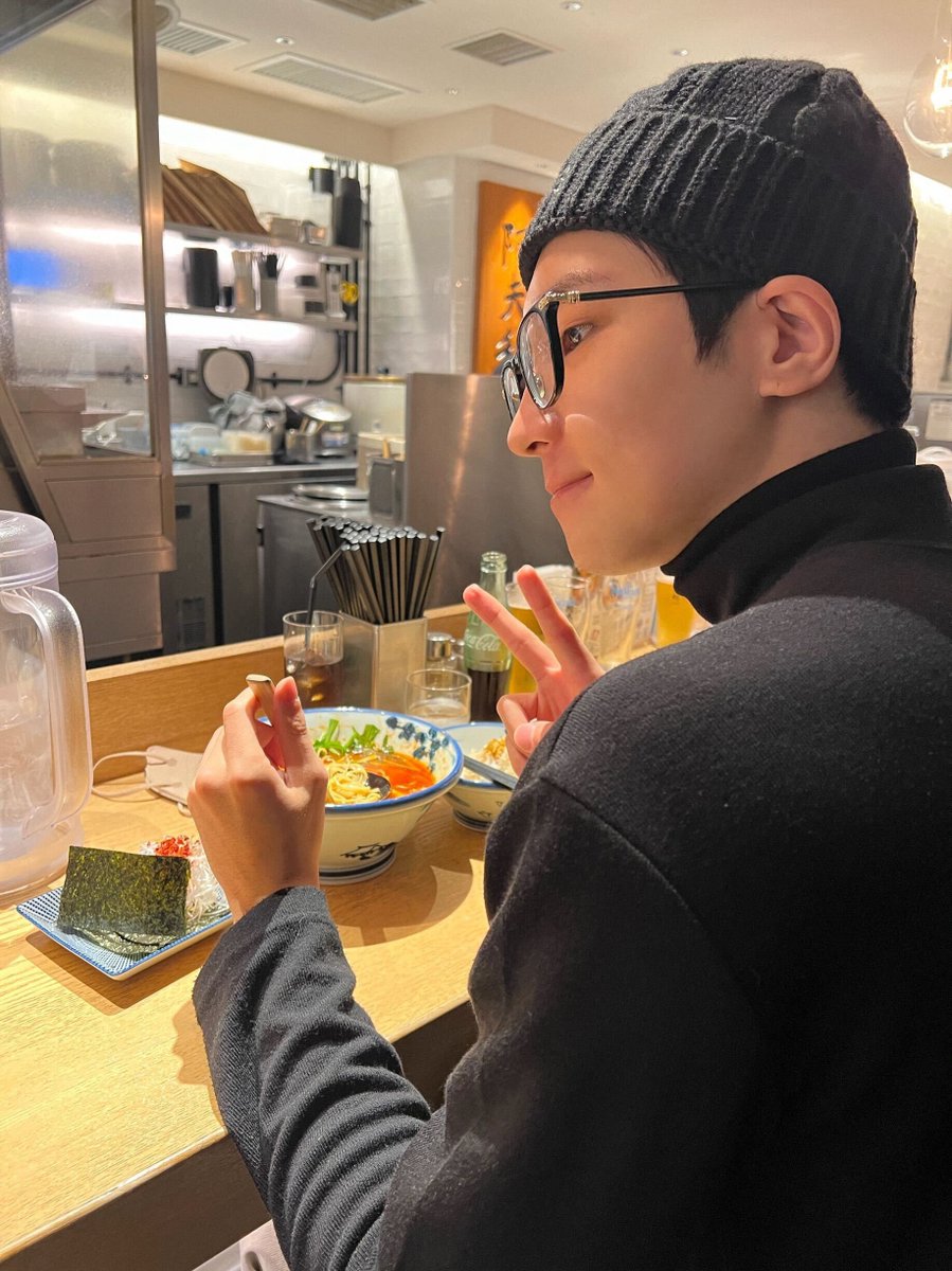 If yesterday is all about Dokyeom, I will spend my day with Hoshi for a heartwarming dinner. A bowl of scrumptiousness and a dash of loveliness. I had fun, obviously! You can tell if you glance upon my visage.