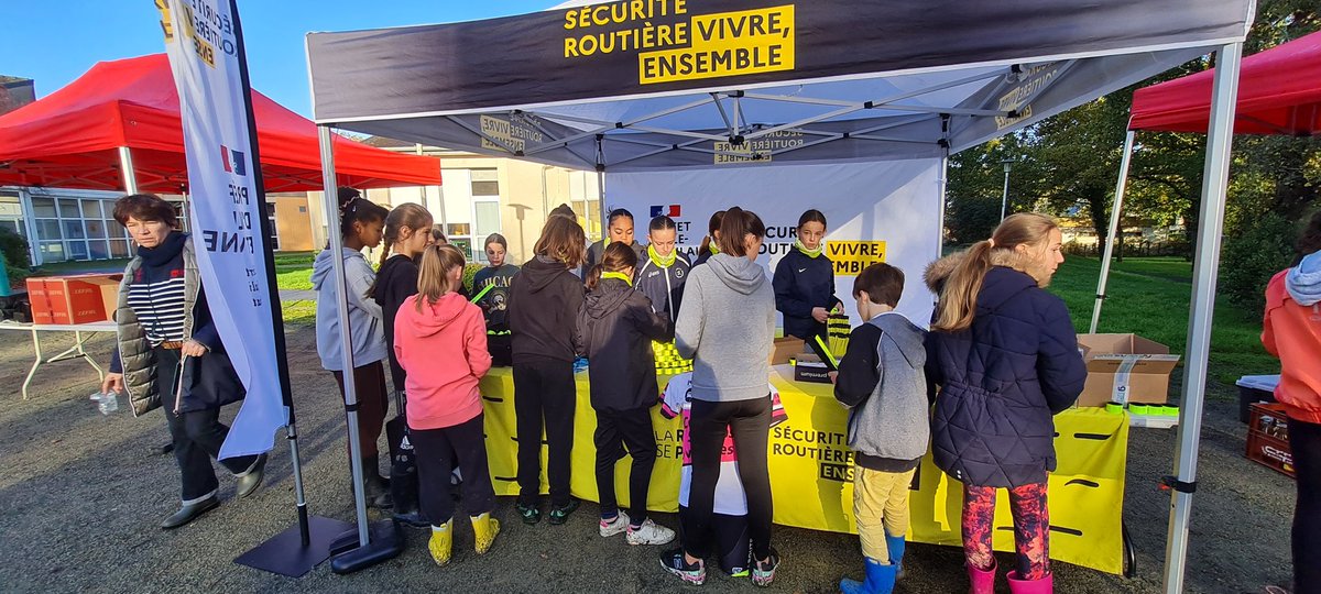 routesepartage's tweet photo. Les coordinations départementales @RoutePlusSure travaillent à sensibiliser tous les publics aux bons comportements sur la route.
Ce mercredi, la coordination @bretagnegouv était présente au cross départemental35 @UNSS_Bretagne où 1100 jeunes sont venus sur le stand sur les 2300 https://t.co/3Vwdgp8dng