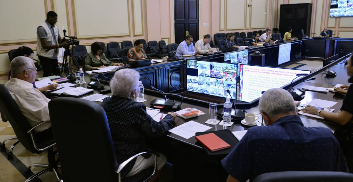 Belkyspcr's tweet photo. Hoy, mediante videoconferencia, los diputados a la @AsambleaCuba analizaron y debatieron proyectos de leyes de la @ContraloriaCuba y de la @FGR_Cuba, que serán presentados en el próximo período ordinario se sesiones.
#PoderPopular 
#Cuba 🇨🇺
📸@Hmena65 https://t.co/yBF6WgzdoM