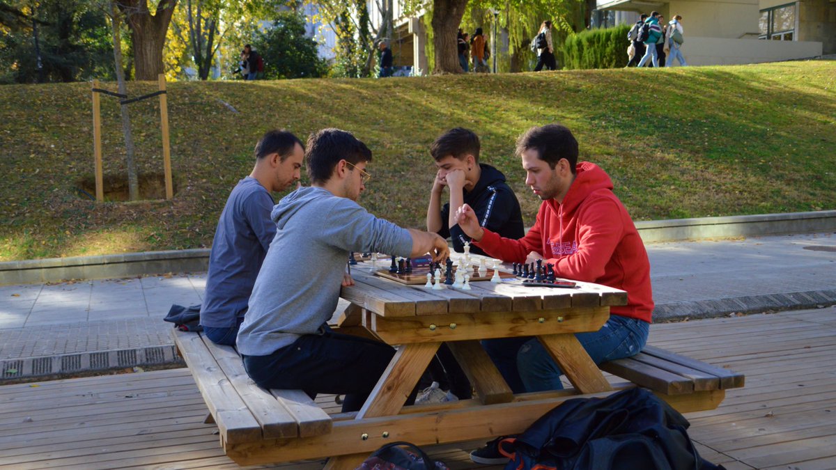 saf_uab's tweet photo. โ๐ฅณ Les partides d'ESCACS dels #UABGames ens han deixat aquestes ๐ณ๐ฎ๐ป๐ร ๐๐๐ถ๐พ๐๐ฒ๐ ๐ถ๐บ๐ฎ๐๐ด๐ฒ๐ del #campusUAB!
๐ฅฐ MOLTES GRรCIES a tots per fer possible aquest ๐๐ ๐๐๐๐ก๐งร๐ฆ i formar part de la 3๏ธโฃa ediciรณ dels JOCS ESPORTIUS de la @UABBarcelona! https://t.co/2sDWmNSsZA