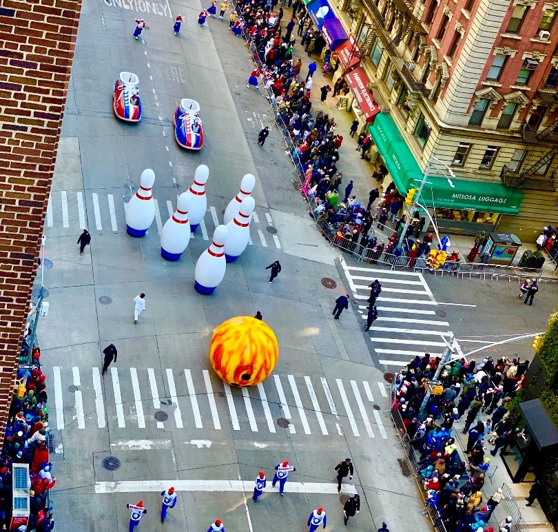 GoBowlingdotcom's tweet photo. Watch the Macy's Thanksgiving Day Parade live from NYC and on NBC or streaming on Peacock on Nov. 24, 9 a.m.-noon in all time zones. ✨
This year we have Junior Team USA bowlers, Cameron Crowe &amp; Jillian Martin, riding along in our size 151 ½ bowling shoes https://t.co/81XVEx7Biq
