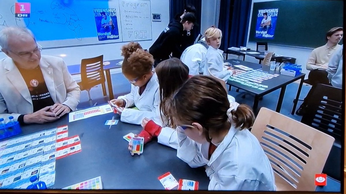 Look! 👀 this year's <a href="/NobelPrize/">The Nobel Prize</a> winner <a href="/MortenMeldal/">Morten Meldal</a> is playing the chemistry ⚗️ game🃏 that we've made for 10-12 year old @Videnskabsklub
