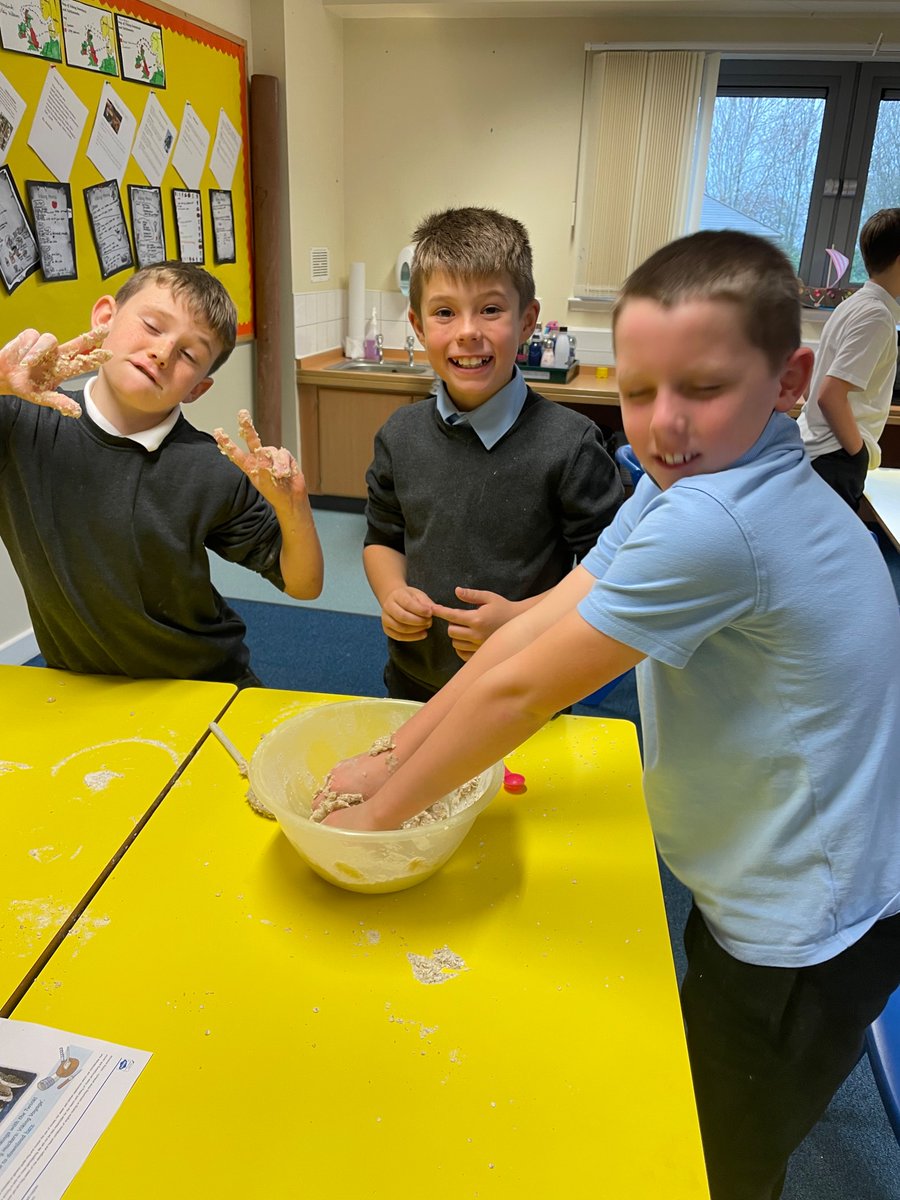 LawPrimarySLC's tweet image. Room 9 were busy baking Viking Soda Bread and making shields. 
#vikingfun #wearelawsome #secondhelpingsplease