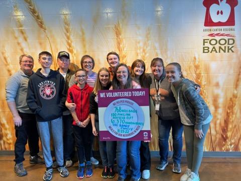 WaltBainey's tweet photo. Spent time today helping others via service at a regional food bank #Bainey5 #Bradys #GiveBack #HelpingThoseLessFortunate #Volunteer https://t.co/twFFzWNndE