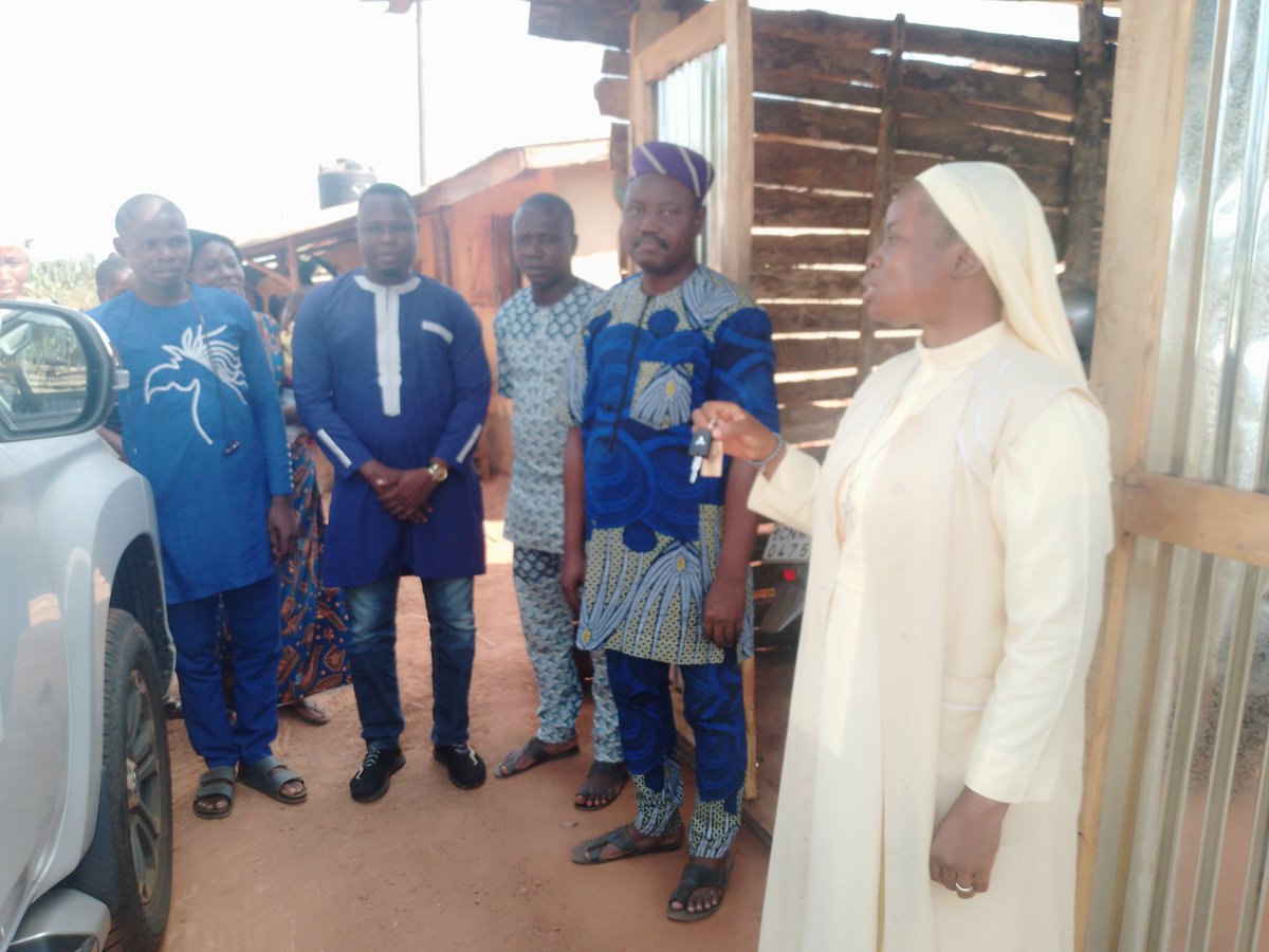 ong_avosah's tweet photo. Appui et accompagnement des Organisations Partenaires avec SSPH/OCPSP
Ce rendez-vous trimestrielle est marqué par la remise officielle du véhicule de fonctionnement à Avosah- ONG
#BENIN
#Handicap
#Handicapping
#cdtabel https://t.co/JyqxDASYVT