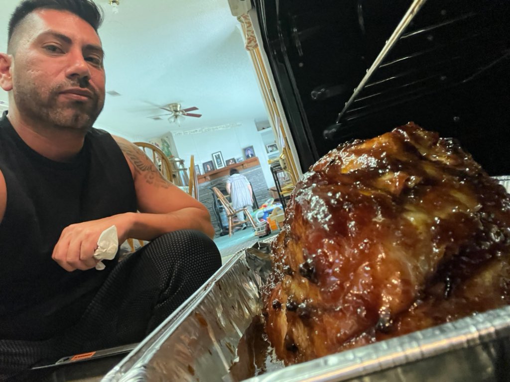 JoshNavarroTV's tweet photo. No Turkey this year. But doing Guava glazed ham! #ChefJosh #thanksgiving #picoftheday #Food #LatinSabor #Foodie https://t.co/Xwk4Xph1N7