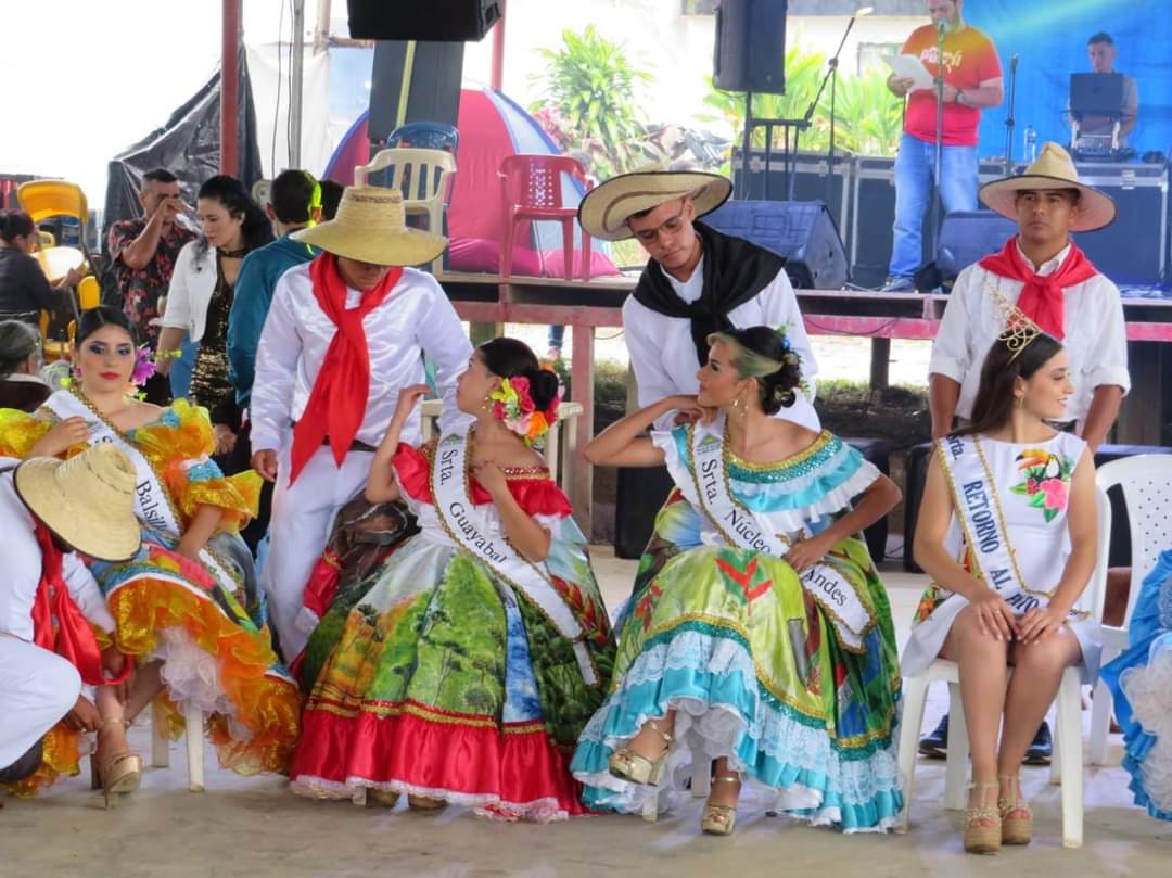 amcopoficial's tweet photo. Con folclor, cultura, baile, gastronomía, memoria y reconocimientos, se desarrollo el "Retorno al Pato". Cómo AMCOP y campesinxs, nos sentimos orgullosos de la identidad, autonomia y lucha popular que se forja desde los territorios. 

#RetornoAlPato https://t.co/yFsduT44UO