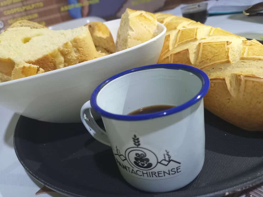 panfunchal's tweet image. Buenas tardes.... desde San Cristóbal, La Capital del Pan..... les enviamos un fuerte abrazo..... cafecito en mano y el mejor pan, el pantachirense..... a sentir; disfrutar....  vivir  con un puntal maravilloso..... ¿nos acompañan?